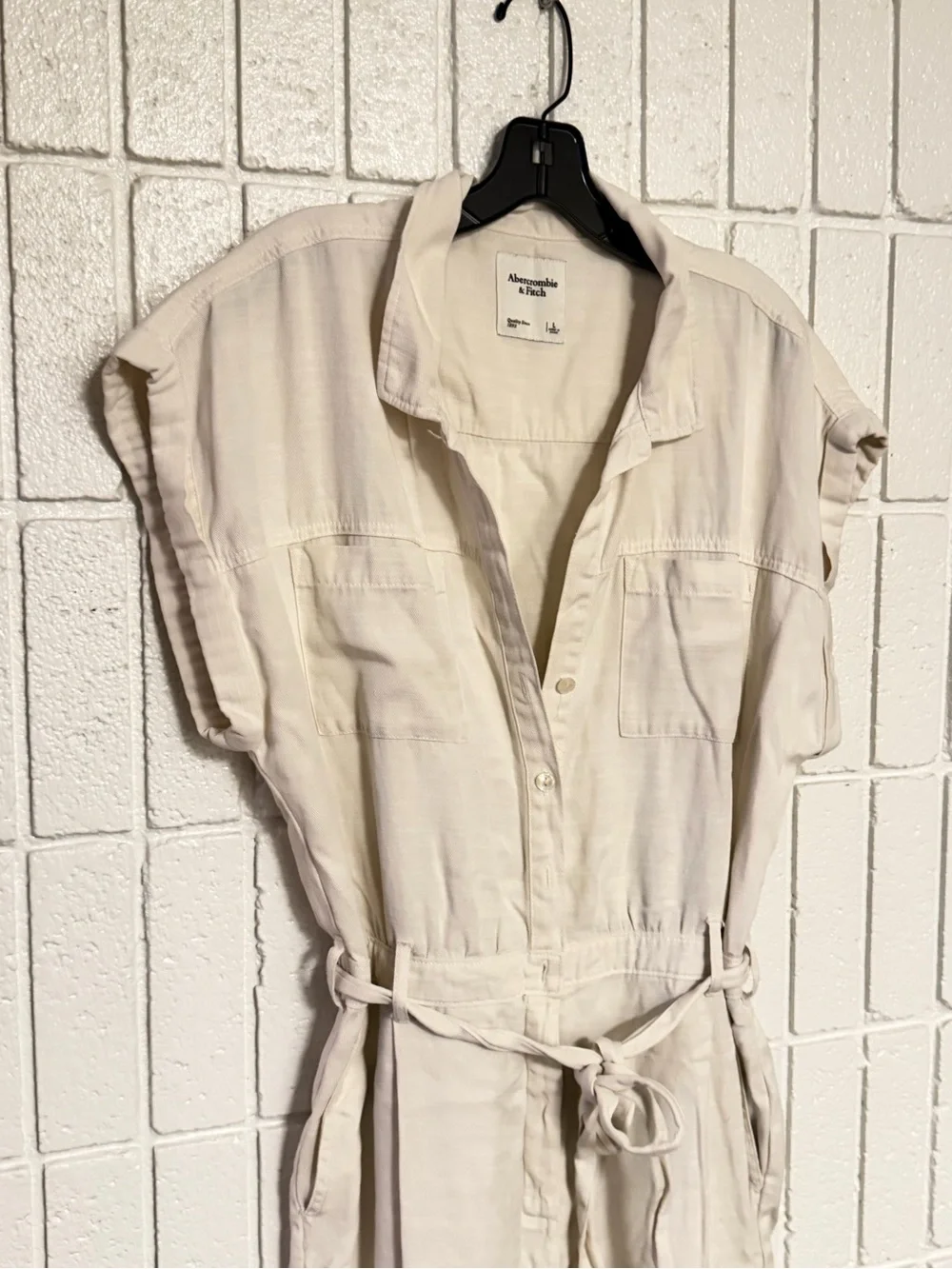 Abercrombie & Fitch Casual Tie-Waist Jumpsuit in Cream - Picture 3 of 4